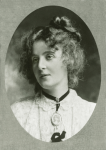 Unknown artist: Photograph of Mrs Alfred De Pass (nee Ethel Salaman), photograph, 15 x 10.8 cms. Presented by Wallace, Catherine.